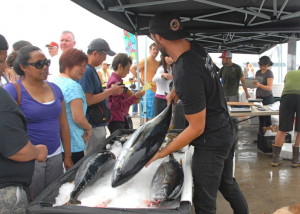  The Tuna Harbor Dockside Market draws a crowd. 