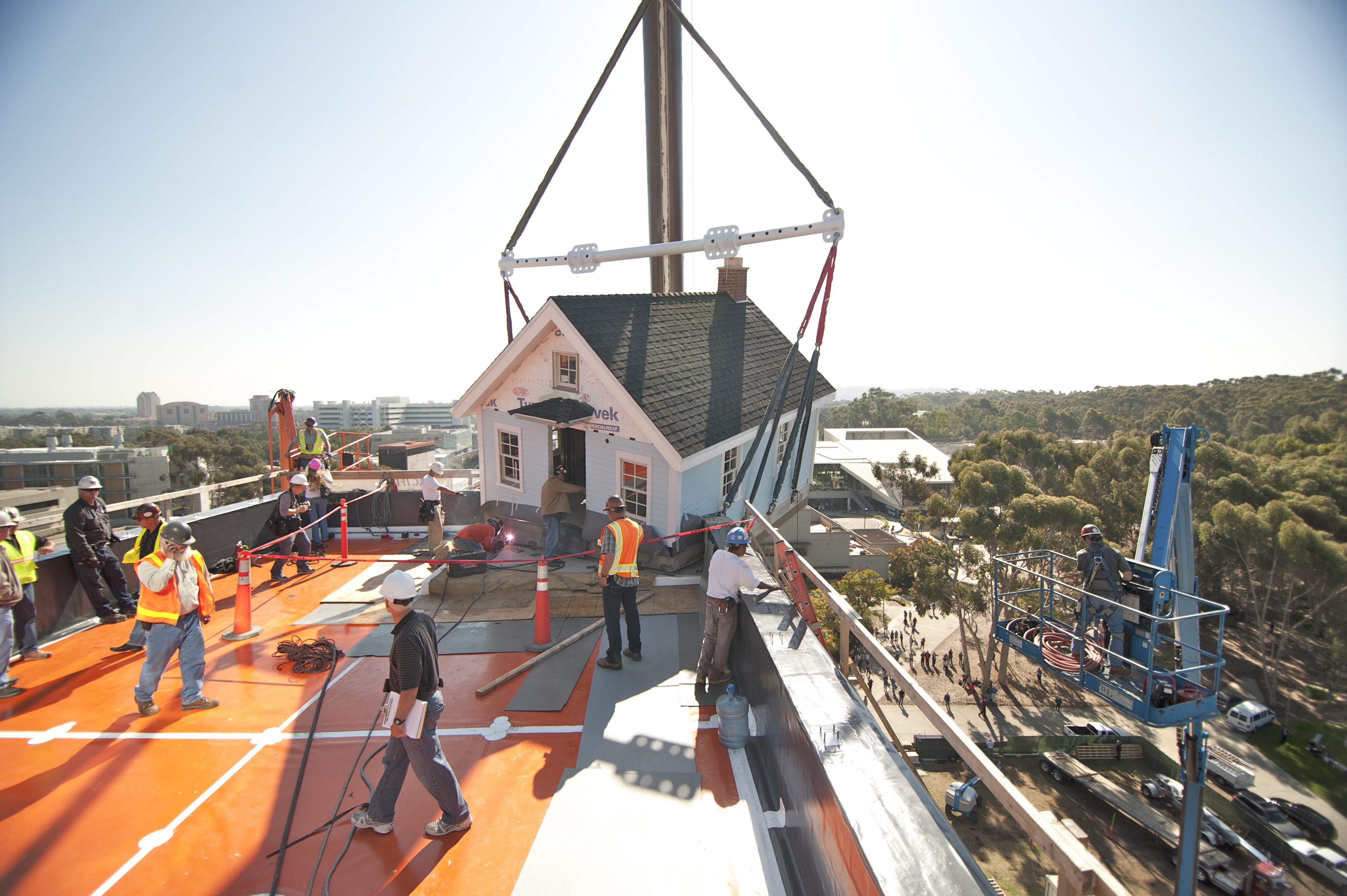 ‘Fallen Star’ was built during the fall of 2011, and on Nov. 15, was gently hoisted 100 feet and attached to Jacobs Hall. (Photo by Erik Jepsen/UC San Diego Publications)