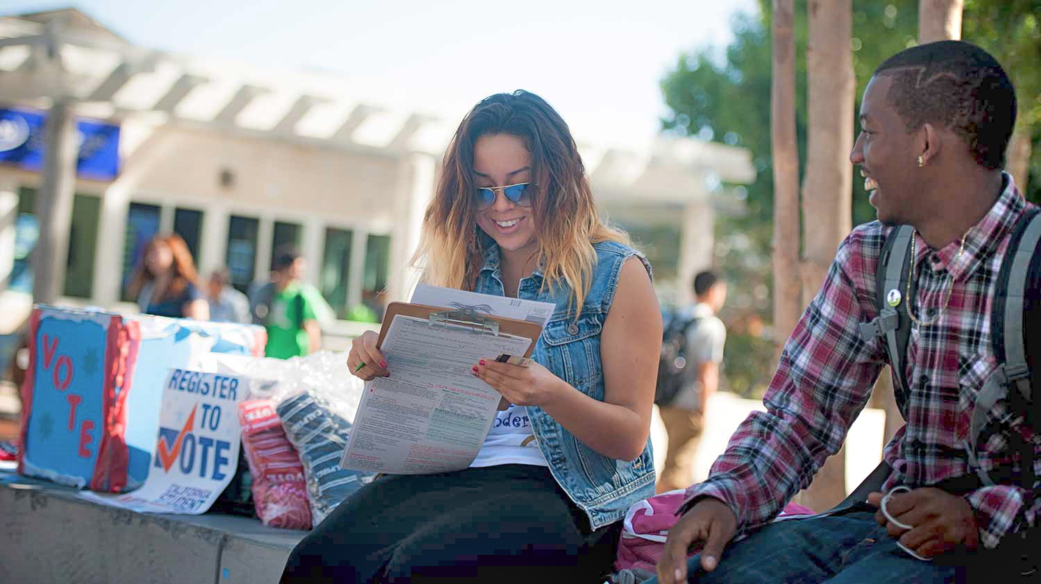 UC San Diego’s non-partisan Student Organized Voter Access Committee is working to register 4,000 students by the Oct. 24 California deadline. (Photos by Erik Jepsen/UC San Diego Publications)