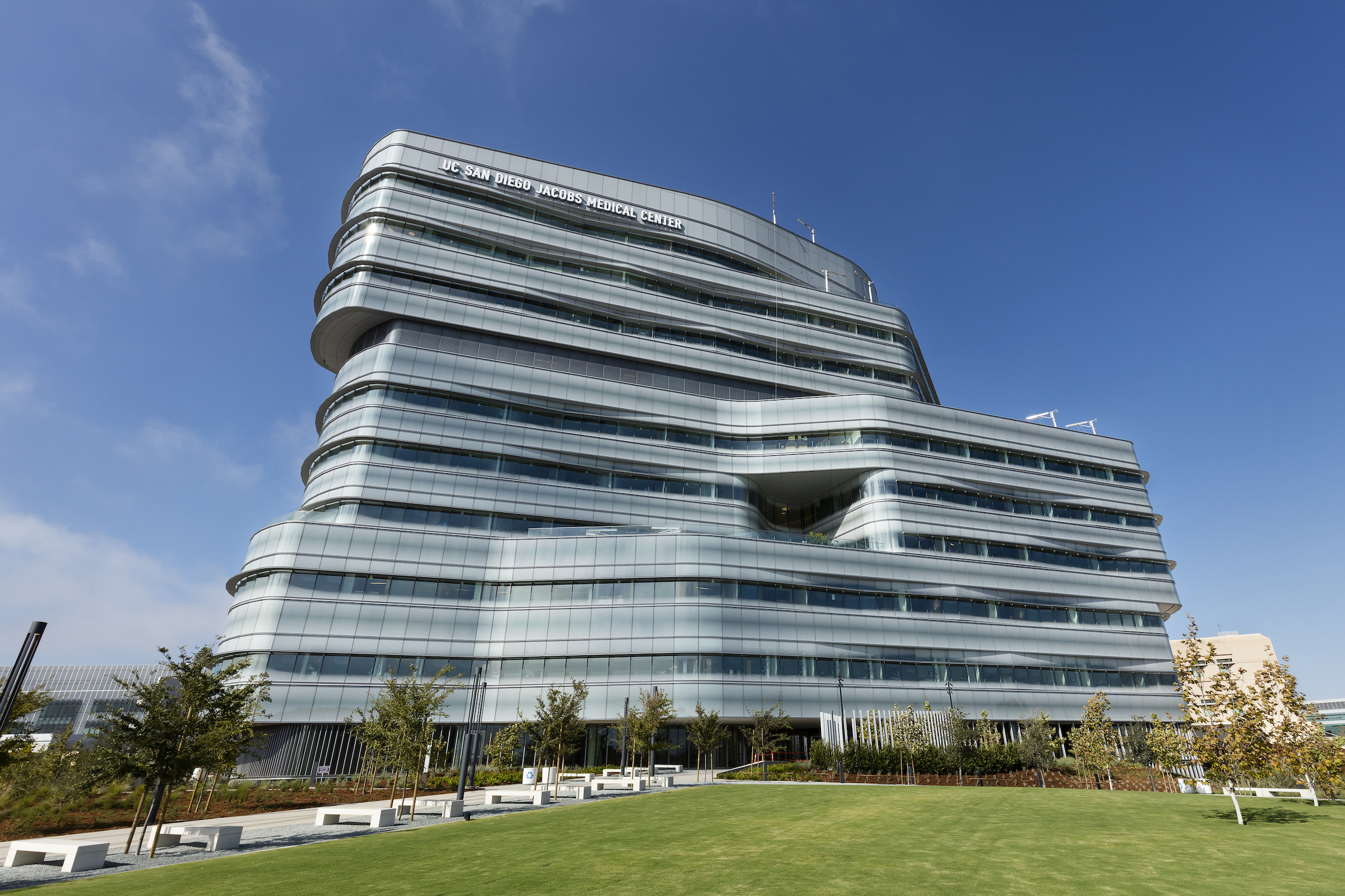 The Jacobs Medical Center resulted from $100 million in gifts from Joan and Irwin Jacobs. (Photo: UC San Diego Health)