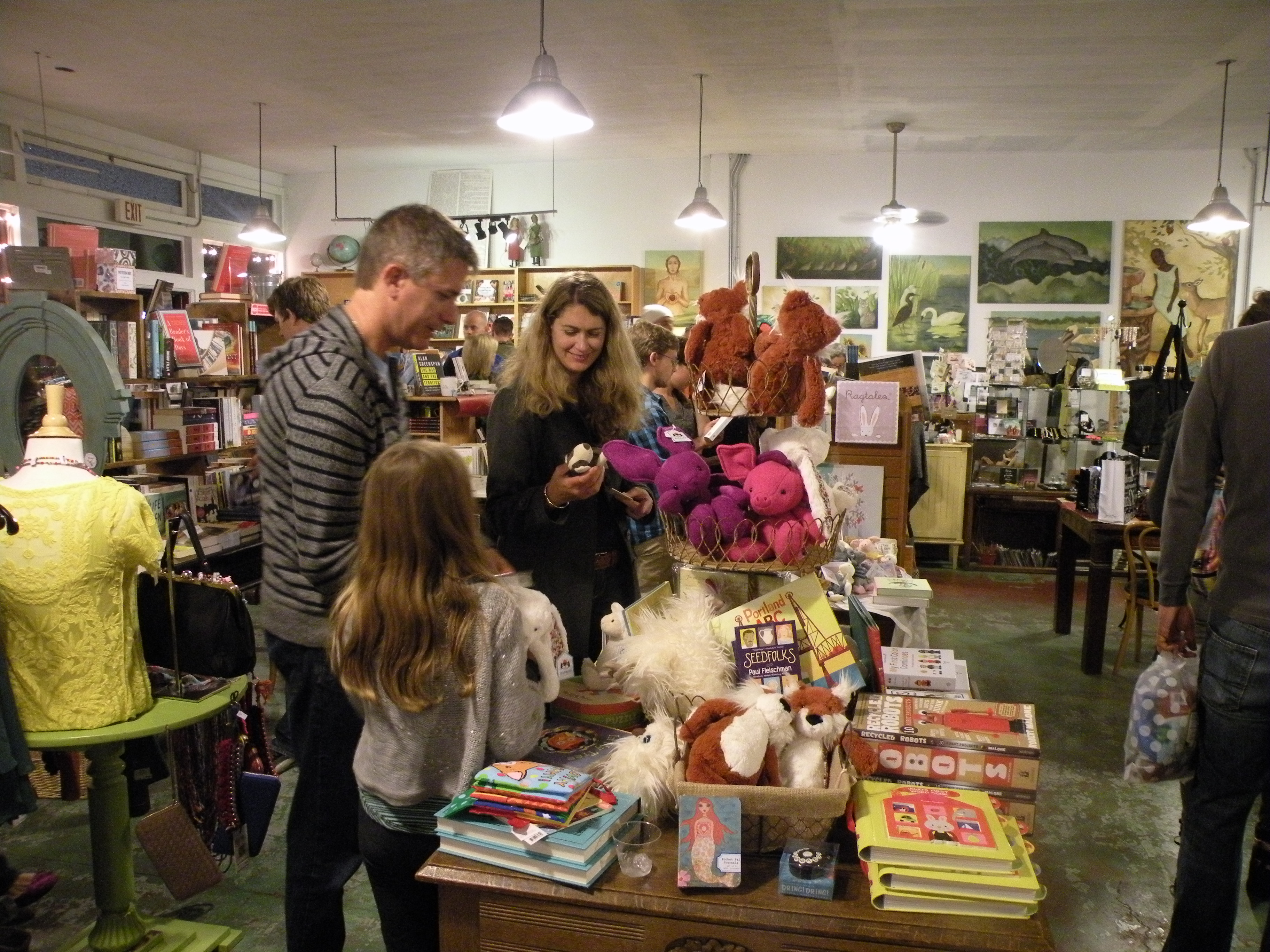 Shoppers shopping for toys in South Park. (Photo by Manny Cruz)