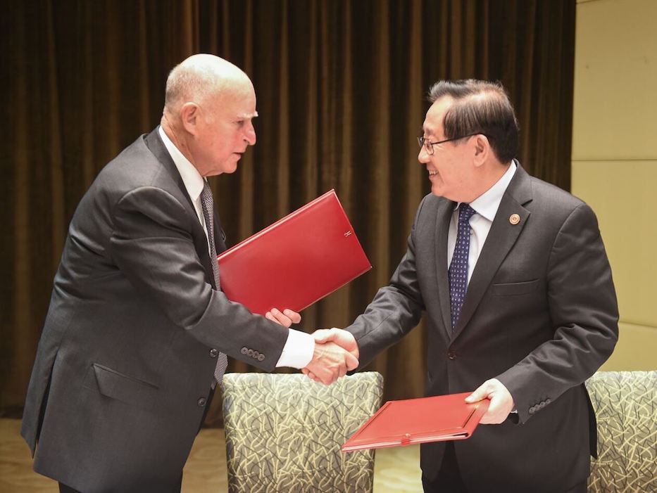 Gov. Brown and China Minister of Science and Technology Wan Gang. (Photo Credit: Aaron Berkovich)