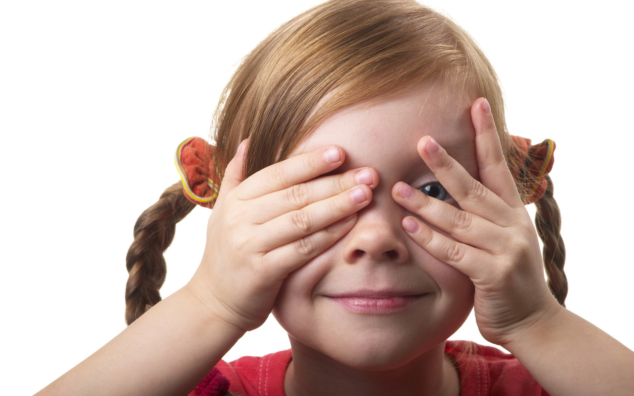 Girl peeking. (Photo by iStock_grublee)