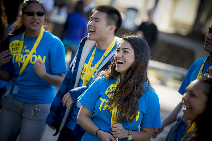 Student volunteers greeting newly admitted students at UC San Diego Triton Days. (Photo by Erik Jepsen/UC San Diego Publications)