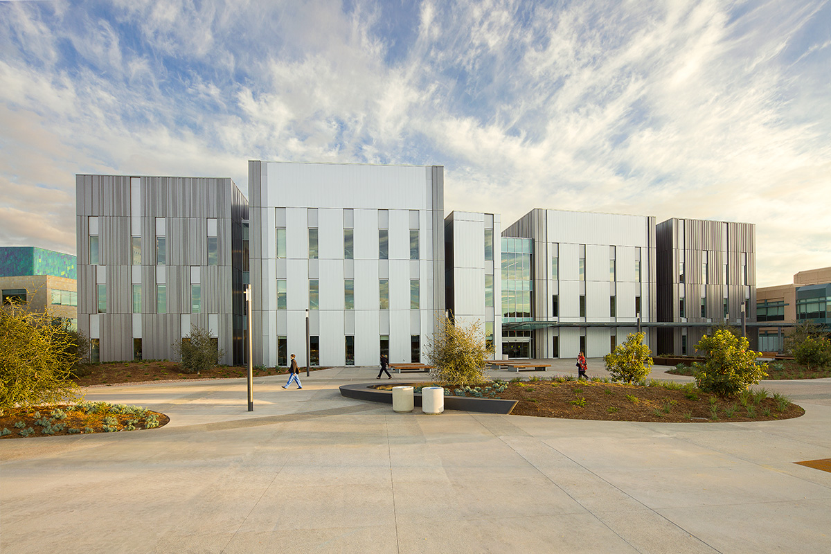 The new outpatient pavilion includes eight surgery suites, basic and advanced imaging, physical therapy and pain management plus infusion and apheresis services.