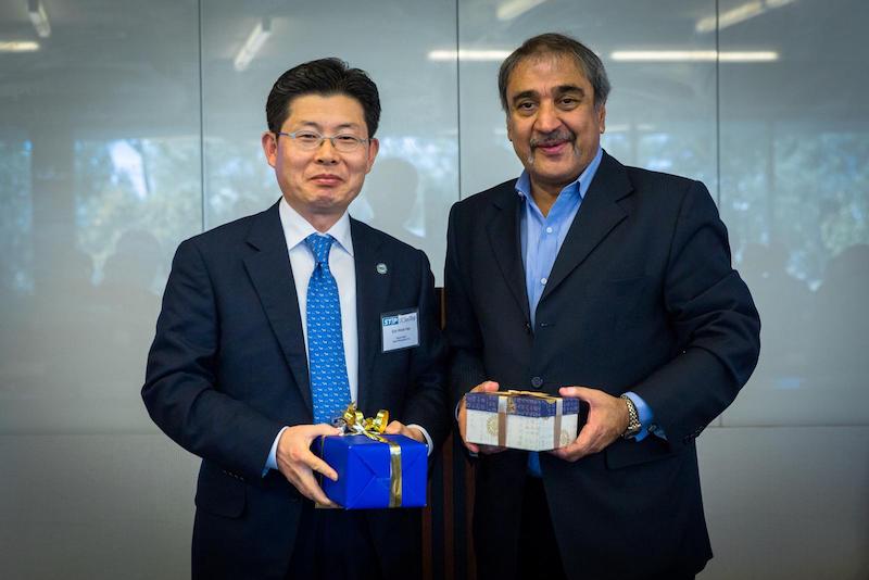 Ulsan Metropolitan City Deputy Mayor Eon Wook Heo and UC San Diego Chancellor Pradeep Khosla exchange gifts at the STIP launch in San Diego. (Photo credit Shanni Jin/ Calit2)