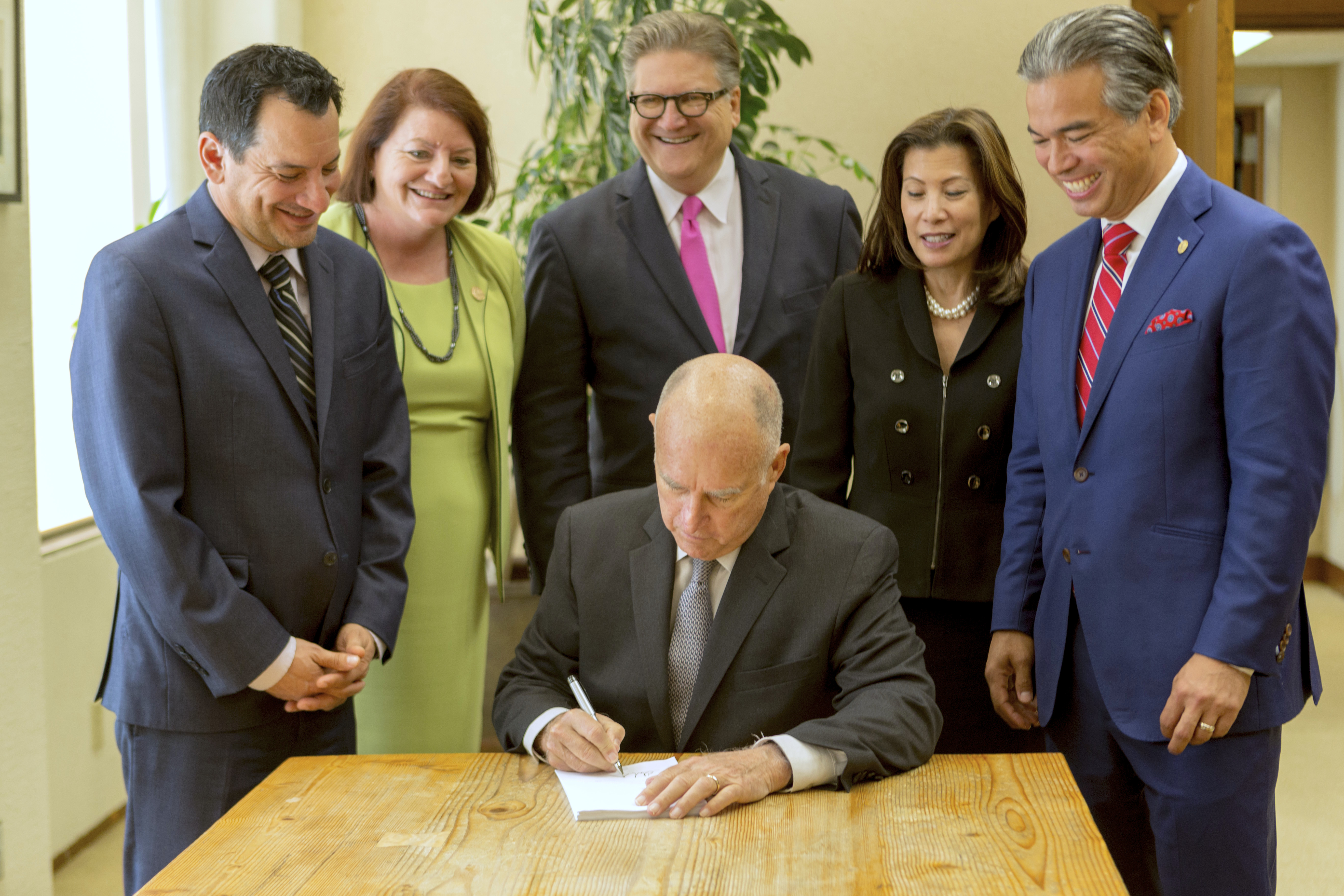 Signing SB 10. Left to right: Assembly Speaker Anthony Rendon, Senate President pro Tempore Toni Atkins, Gov. Jerry Brown, Sen. Robert Hertzberg, Chief Justice Tani Cantil-Sakauye and Assemblyman Rob Bonta. (Photo courtesy of the Governor’s Office)