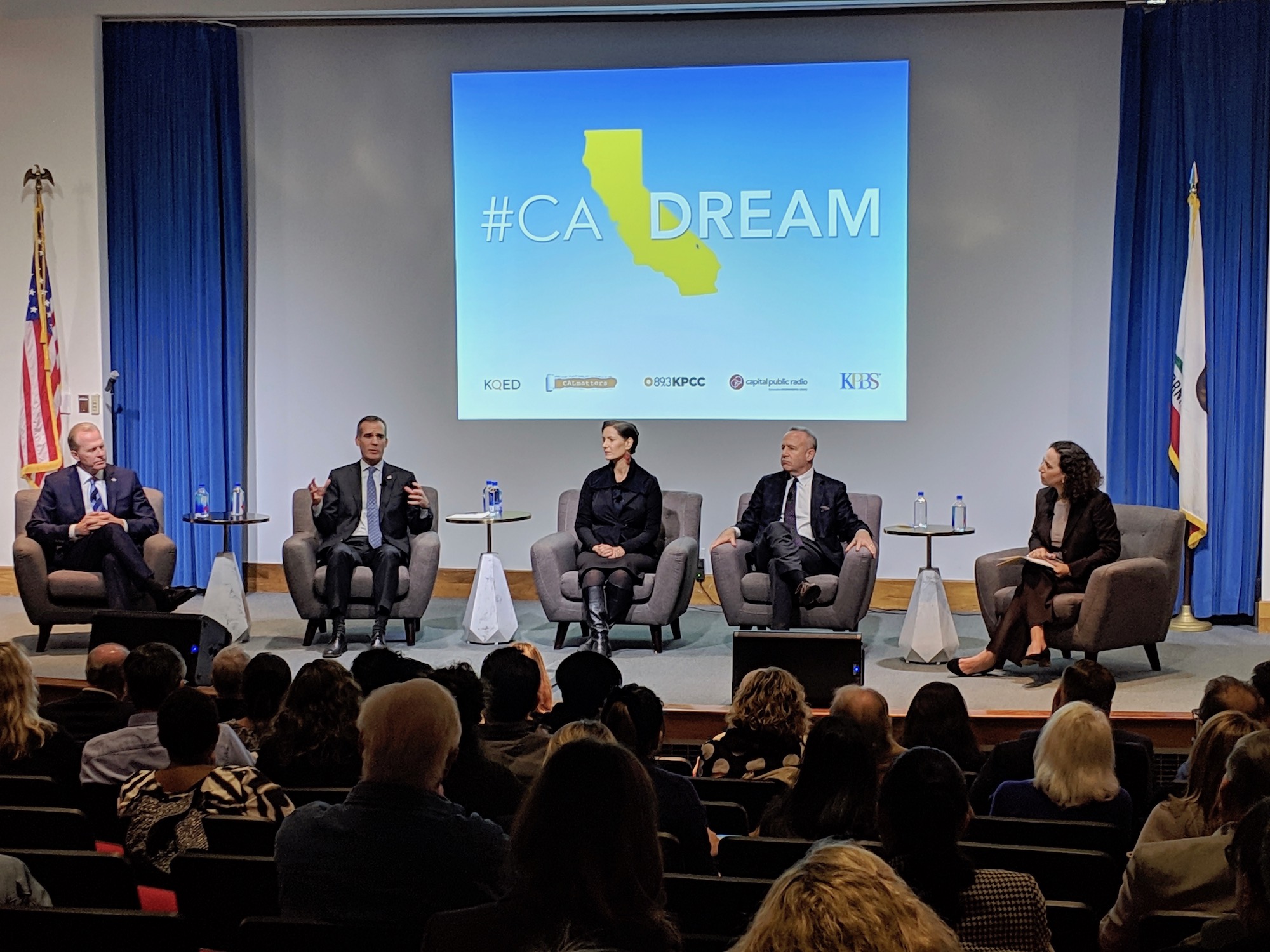 From left to right: San Diego Mayor Kevin Faulconer, Los Angeles Mayor Eric Garcetti, Oakland Mayor Libby Schaaf, Sacramento Mayor Darrell Steinberg, and CALmatters reporter Laurel Rosenhall. (Photo by Adriene Hill)