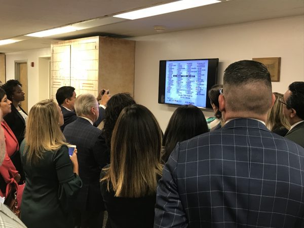 Lobbyists in a Capitol hallway. (CALmatters photo)