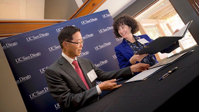 Jackson Yang, president of the J. Yang & Family Foundation, and Elizabeth H. Simmons, Executive Vice Chancellor at UC San Diego, signed the grant agreement. (Photo by Erik Jepsen, UC San Diego Publications)