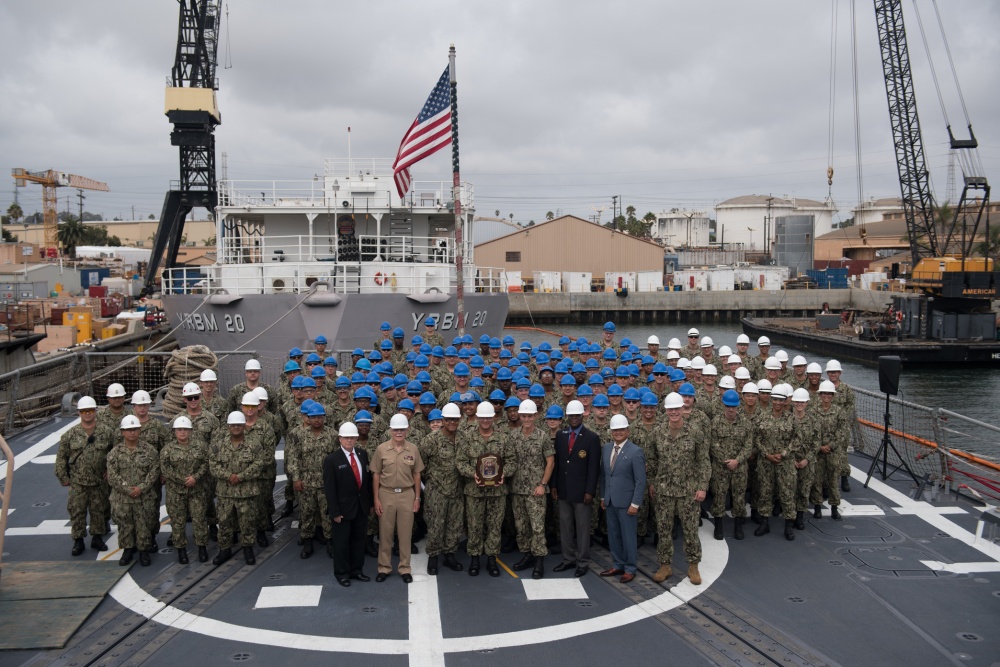 Members of the Navy League and sailors stationed aboard the guided-missile destroyer USS Dewey pose for a photo on the flight deck after the Spokane Trophy presentation. (U.S. Navy photo by Mass Communication Specialist 2nd Class Logan C. Kellums)