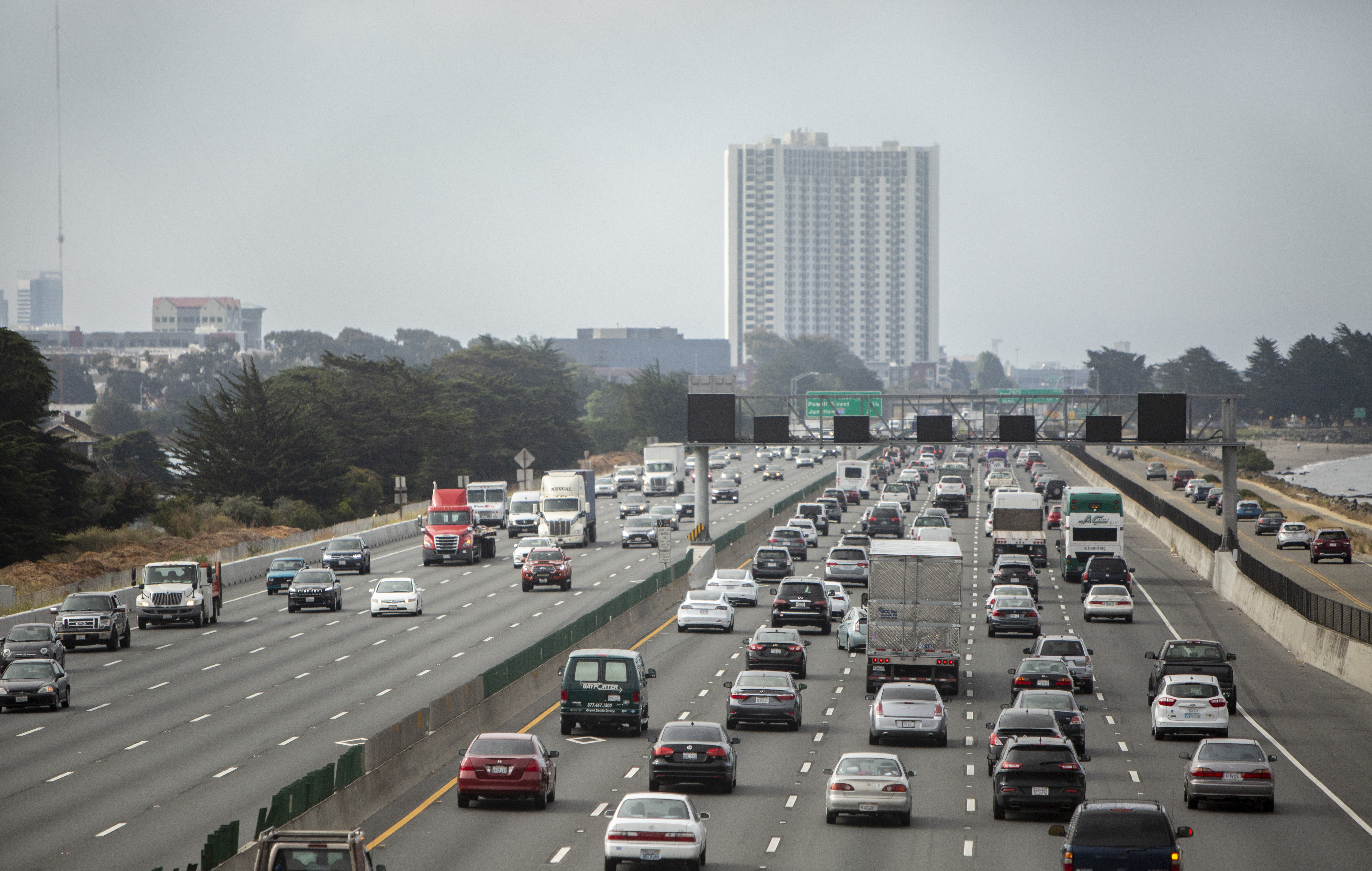 Morning commuters. State officials are working to reduce tailpipe emissions. (Photo by Anne Wernikoff/CalMatters)