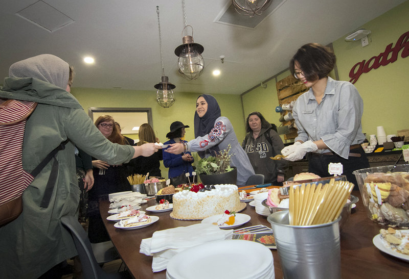 Students lined up for pad Thai cooking demonstrations. (Photo by Erika Johnson)