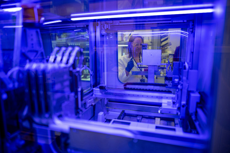 Katie Zegarski, supervising clinical lab scientist with the Department of Pathology and Laboratory Medicine at UC Davis Health, works next to the university’s newly installed Roche Diagnostics cobas 6800 instrument used for testing patient samples for the novel coronavirus, SARS-CoV-2. (Photo courtesy of UC Davis)