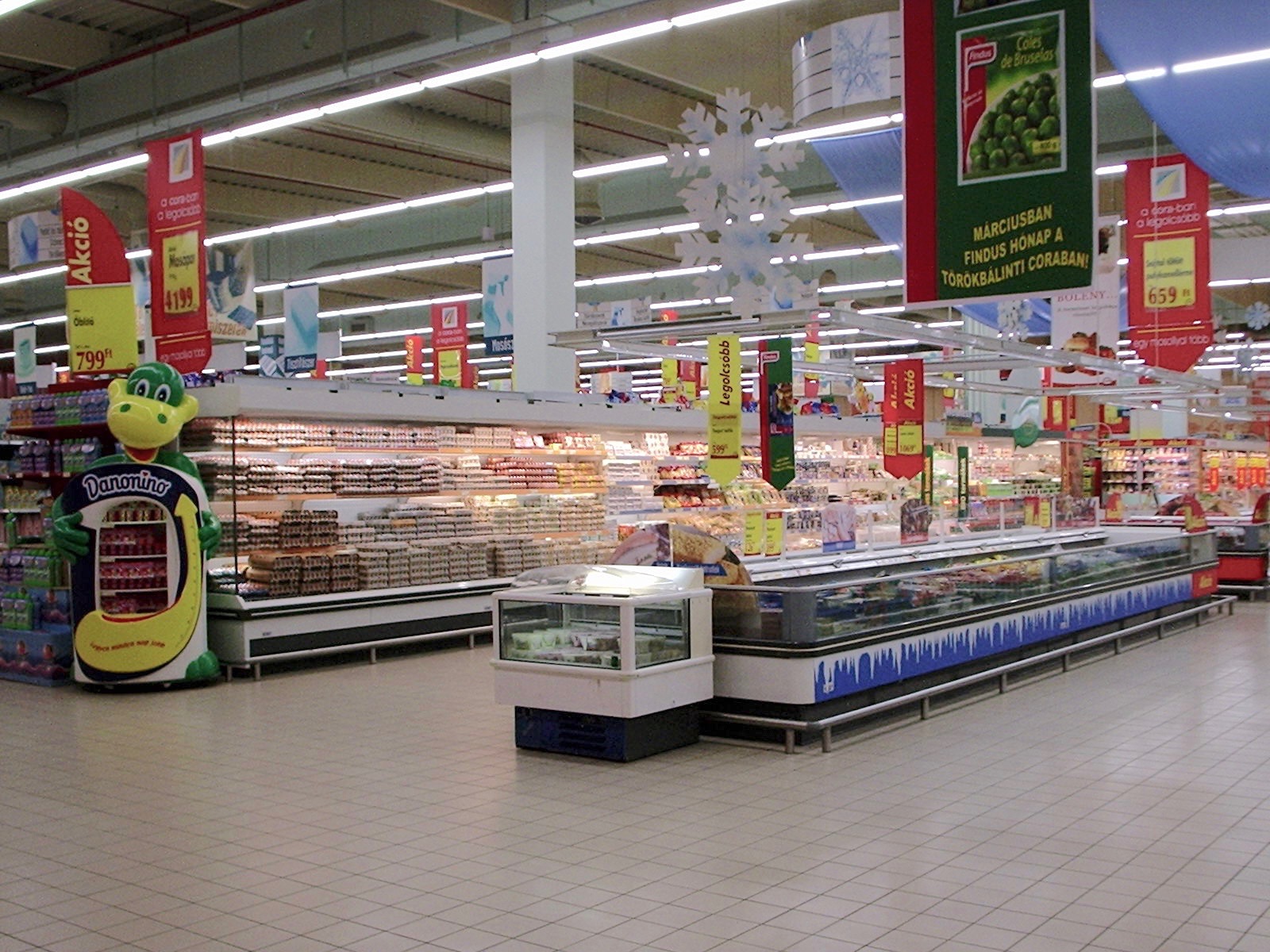 A well-stocked, empty supermarket before the pandemic. (Photo by tes from FreeImages)