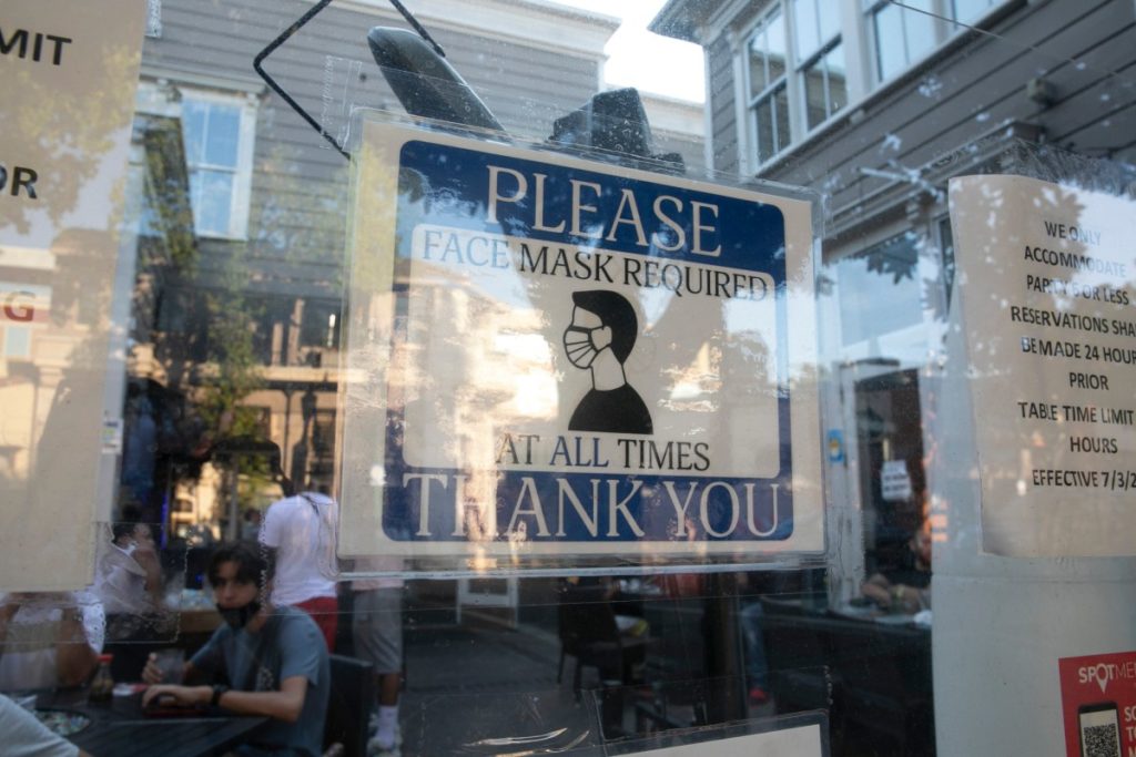 A sign requiring customers to wear a mask is posted outside of Modern China Cafe in Walnut Creek on Aug. 16, 2020. (Photo by Anne Wernikoff for CalMatters)
